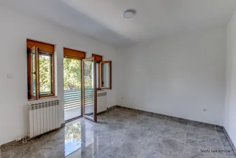 Prazna soba sa keramičkim podom i izlazom na terasu. - image 11
