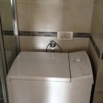 Kupatilo sa mašinom za veš i tuš kabinom. - image 7