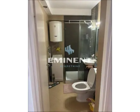 Manje kupatilo sa tuš kabinom, wc šoljom, umivaonikom i bojlerom. - image 6