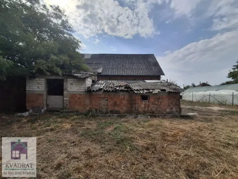 Pogled na stariju kuću sa oštećenim krovom i dvorištem. - image 4