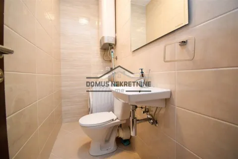 Manje kupatilo obloženo bež pločicama sa WC šoljom, umivaonikom i bojlerom. - image 26