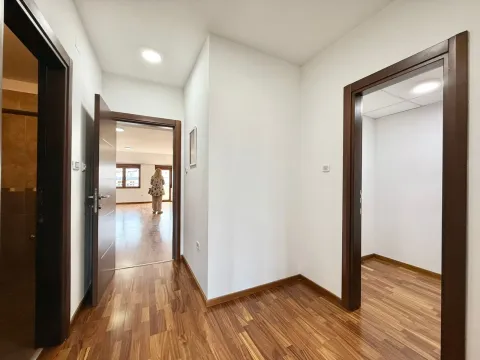 Prodaja, četvorosoban stan, 220m², Preko Morače, Podgorica - image 11