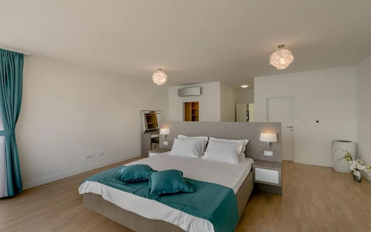 Prodaja, četvorosoban stan, 236m², Njivice, Herceg Novi