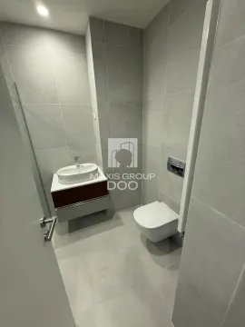 Savremeno opremljeno kupatilo sa umivaonikom i ugradnom wc šoljom. - image 6