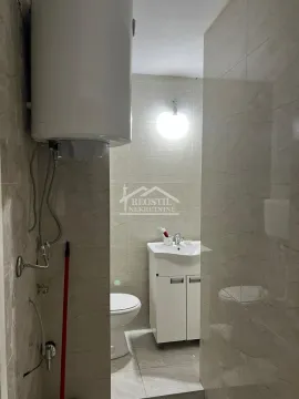 Pogled na kupatilo sa umivaonikom, wc šoljom i bojlerom. - image 2