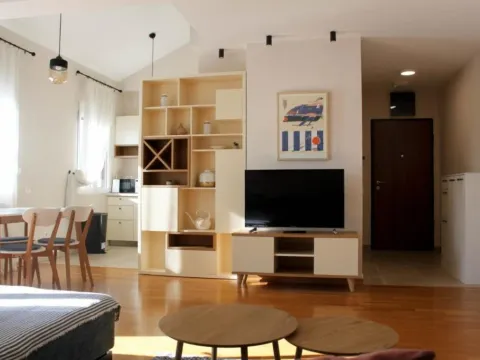 Izdavanje, dvosoban stan, 100m², Centar, Tivat - image 3