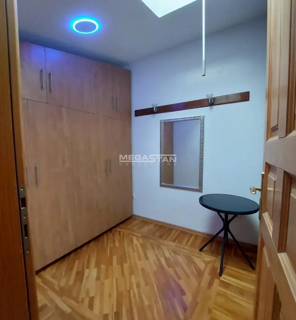 Prodaja, četvorosoban stan, 96m², Vračar Centar, Vračar Sve Podlokacije