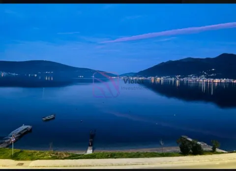 Pogled na more i planine u sumrak. - image 3