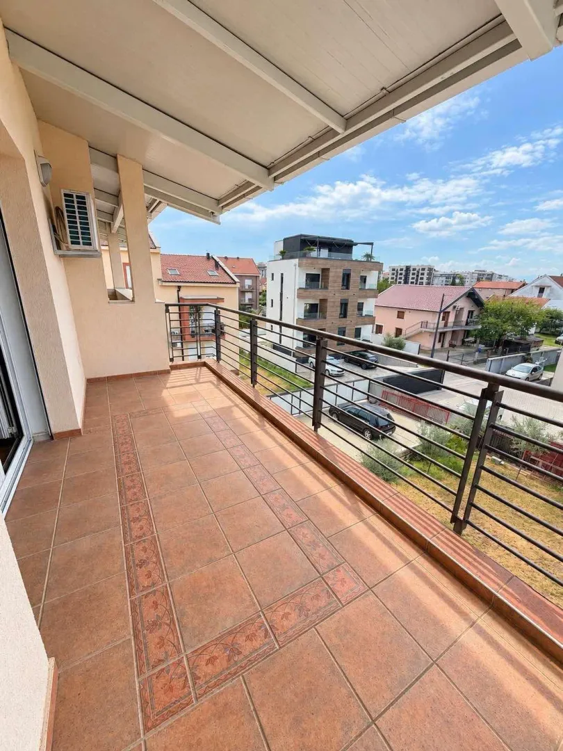 Spacious covered terrace with ceramic tiles and a view of the neighborhood.