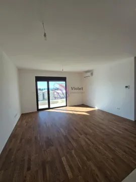Prazna svijetla prostorija sa drvenim podom i izlazom na terasu. - image 4