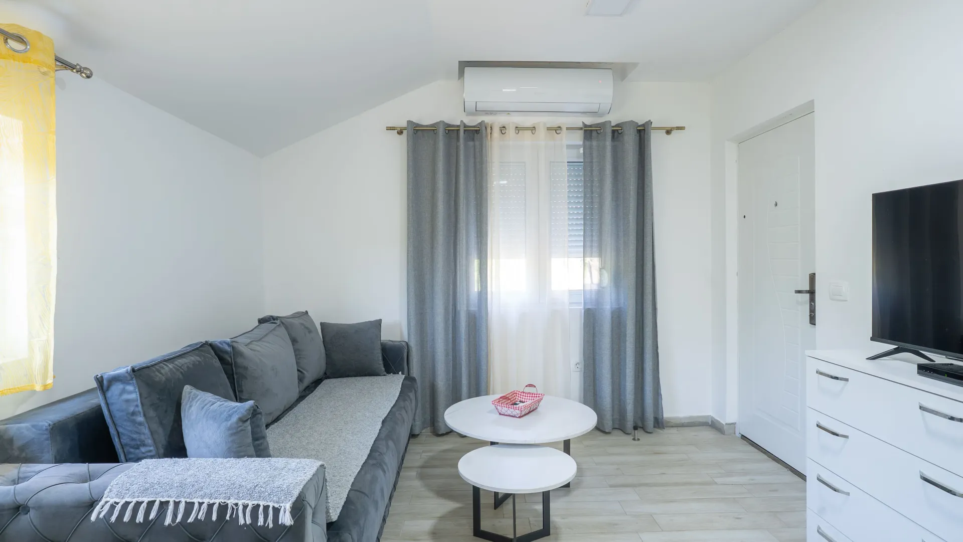 Izdavanje, jednosoban stan, 40m², Radanovići, Kotor