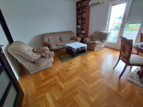 Svijetla dnevna soba sa garniturom za sjedenje. - image 19