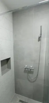 Moderno opremljena tuš kabina sa sivim pločicama. - image 12