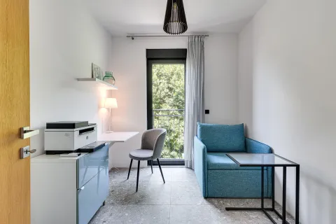 Manja soba sa foteljom, radnim stolom i izlazom na terasu. - image 33