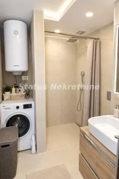 Kupatilo opremljeno tuš kabinom, umivaonikom, veš mašinom i bojlerom. - image 10