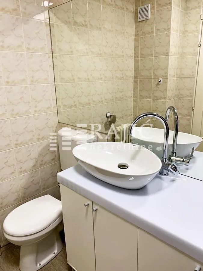 Smaller bathroom with a washbasin and toilet.