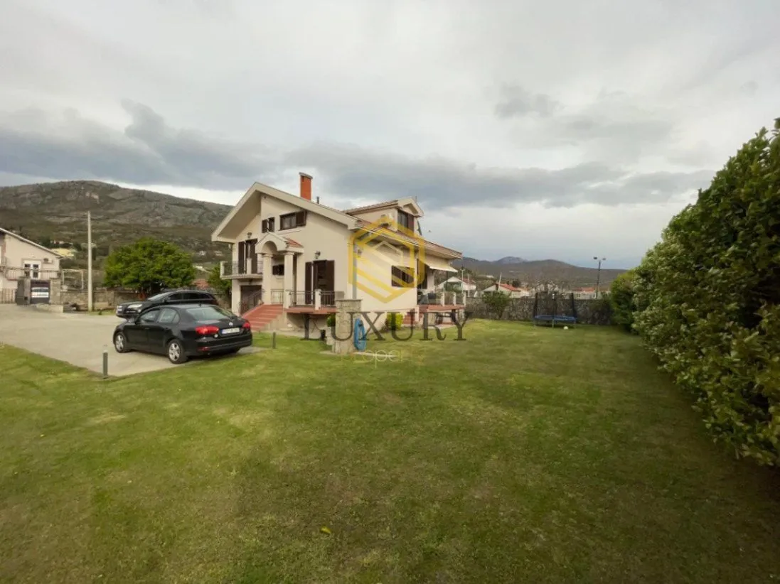 Prodaja, kuća, 200m², Zlatica, Podgorica