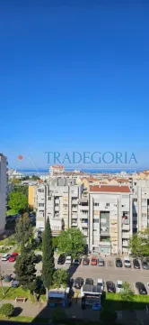 Pogled na grad i more sa terase. - image 11