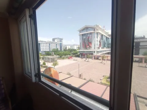 Pogled sa prozora na gradski trg i moderne zgrade. - image 13