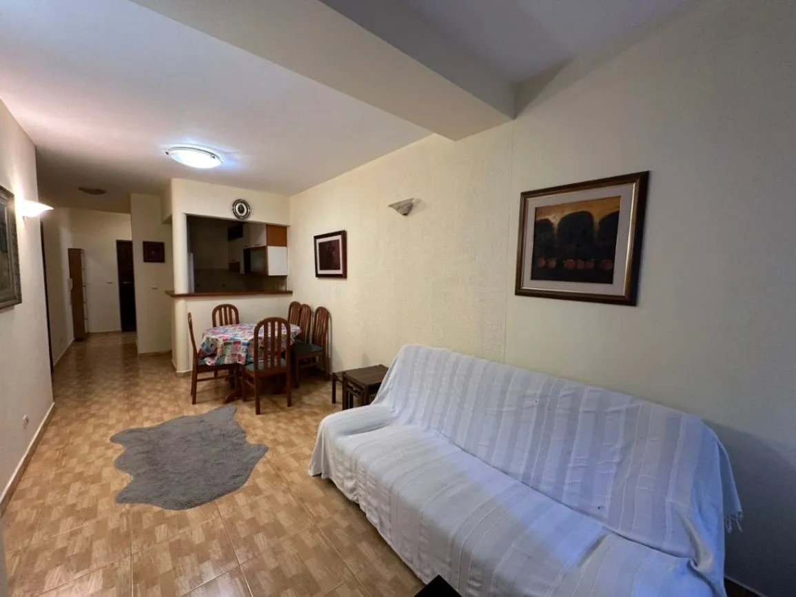 Izdavanje, dvosoban stan, 65m², Budva, Crna Gora