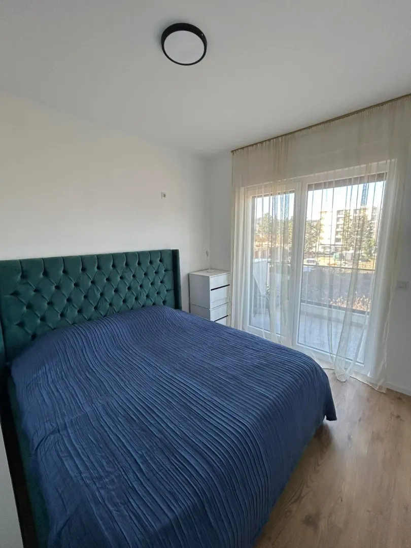 Bedroom with a double bed and access to the terrace.