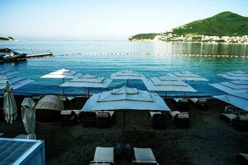 Pogled na plažu i more sa ležaljkama i suncobranima.