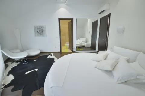 Moderna spavaća soba sa okruglim krevetom i sopstvenim kupatilom. - image 22