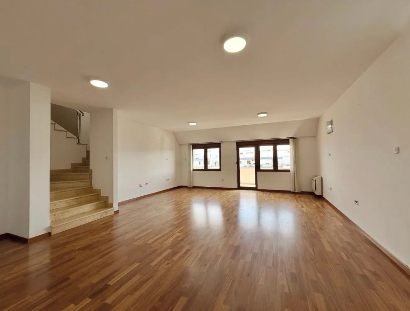 Prodaja, četvorosoban stan, 220m², Preko Morače, Podgorica