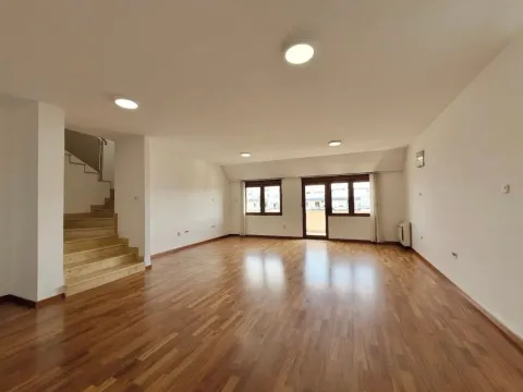 Prodaja, četvorosoban stan, 220m², Preko Morače, Podgorica - image 1