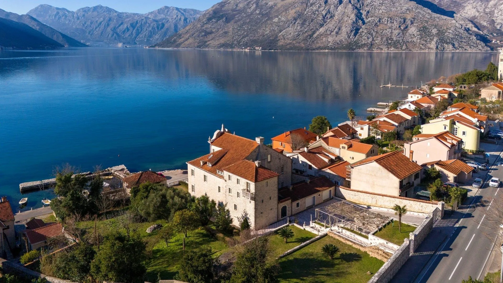 Sale, house, 1100m², Dobrota, Kotor
