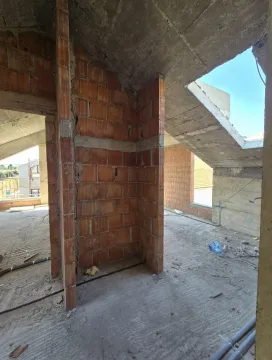 Unutrašnjost objekta u izgradnji sa grubim građevinskim radovima. - image 16