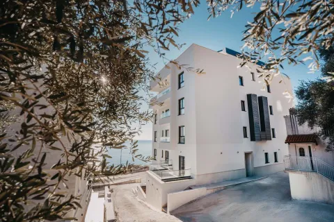 Spoljašnji izgled moderne stambene zgrade blizu mora sa terasama. - image 22