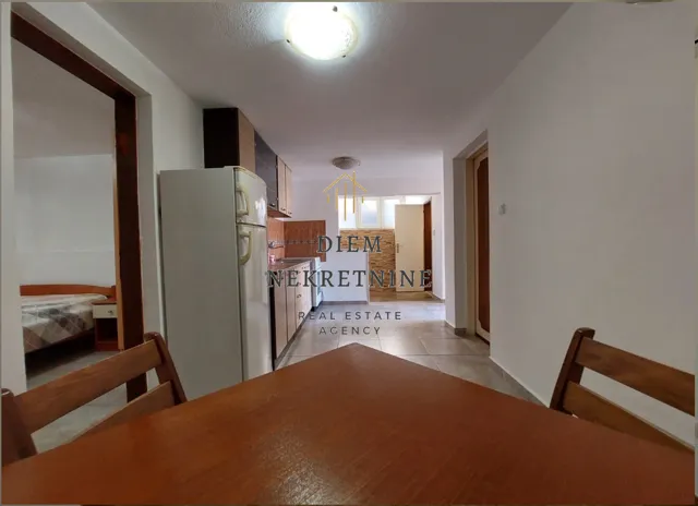Izdavanje, dvosoban stan, 80m², Mrčevac, Tivat