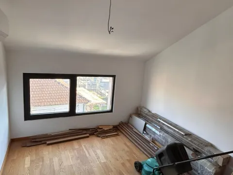 Izdavanje, četvorosoban stan, 150m², Tološi, Podgorica - image 13