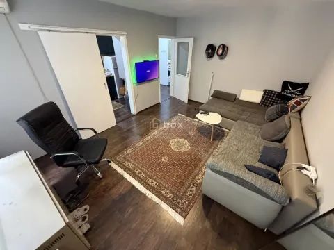 Dnevna soba sa ugaonom garniturom, televizorom i radnim stolom. - image 7