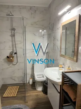 Moderno kupatilo sa tuš kabinom, umivaonikom i toaletom. - image 7