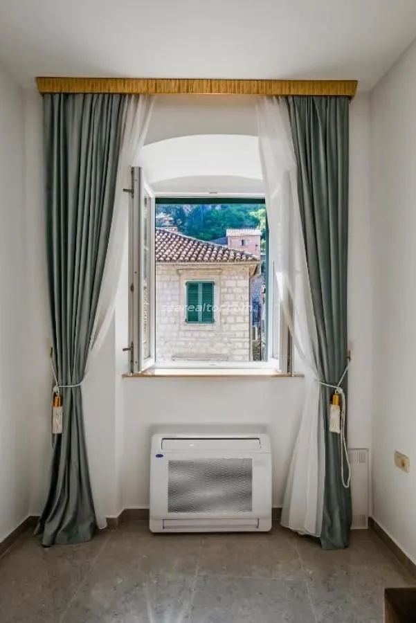 Prodaja, trosoban stan, 90m², Grad, Kotor