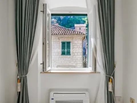 Prodaja, trosoban stan, 90m², Grad, Kotor - image 16