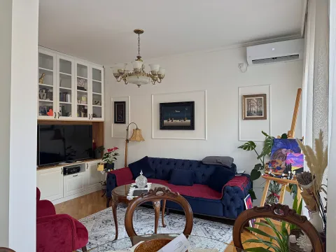Dnevna soba sa garniturom, TV-om i bijelim regalom. - image 6