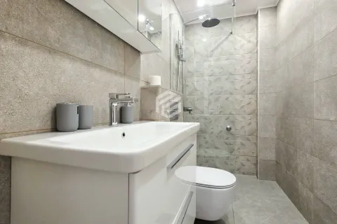 Savremeno opremljeno kupatilo sa umivaonikom, tuš kabinom i wc šoljom. - image 17