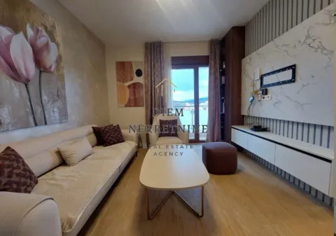 Moderan dnevni boravak sa garniturom i TV komodom. - image 2
