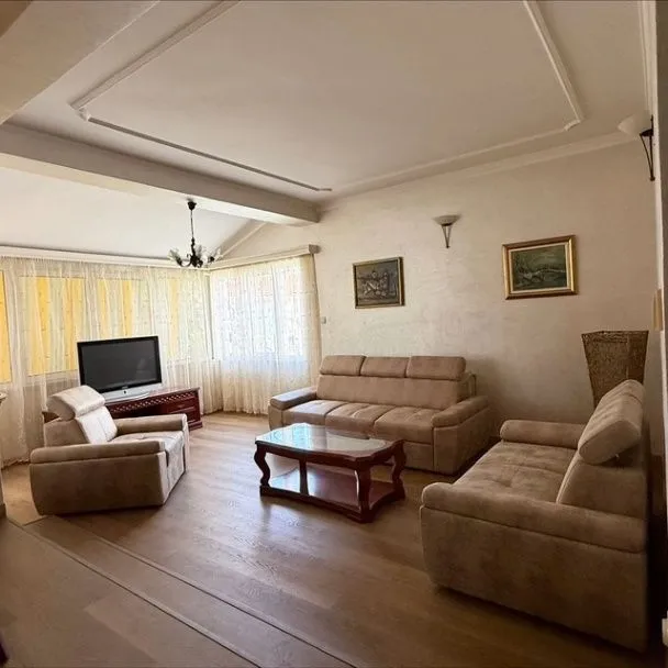 Izdavanje, četvorosoban stan, 150m², Tivat, Crna Gora