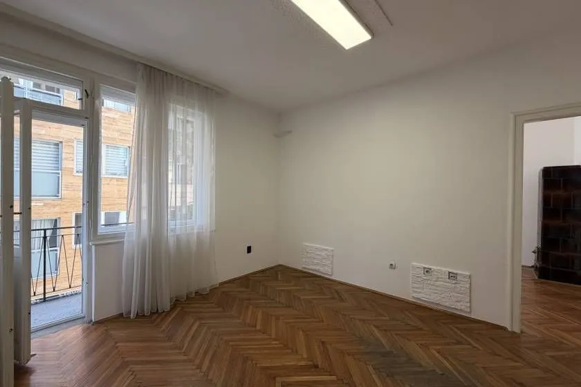 Empty room with parquet flooring and access to the terrace.
