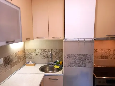 Manja kuhinja sa sudoperom, elementima i radnom površinom. - image 4