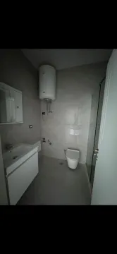 Moderno opremljeno kupatilo sa tuš kabinom. - image 7