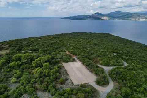 Pogled iz vazduha na zemljište i prirodno okruženje sa pogledom na more. - image 14