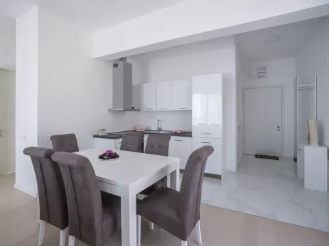 Rent, two bedroom apartment, 51m², Bečići, Budva - image 2