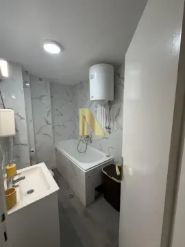 Manje kupatilo sa kadom, umivaonikom i bojlerom. - image 10