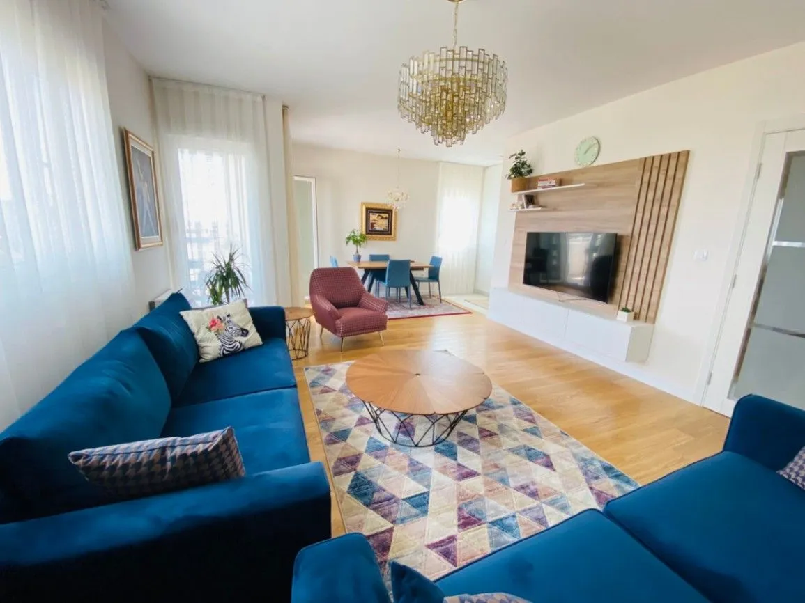 Izdavanje, trosoban stan, 95m², Central Point, Podgorica