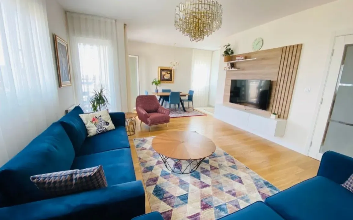 Izdavanje, trosoban stan, 95m², Central Point, Podgorica